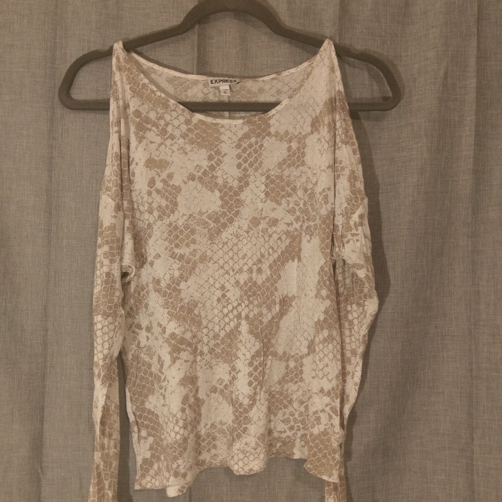 Open shoulder top